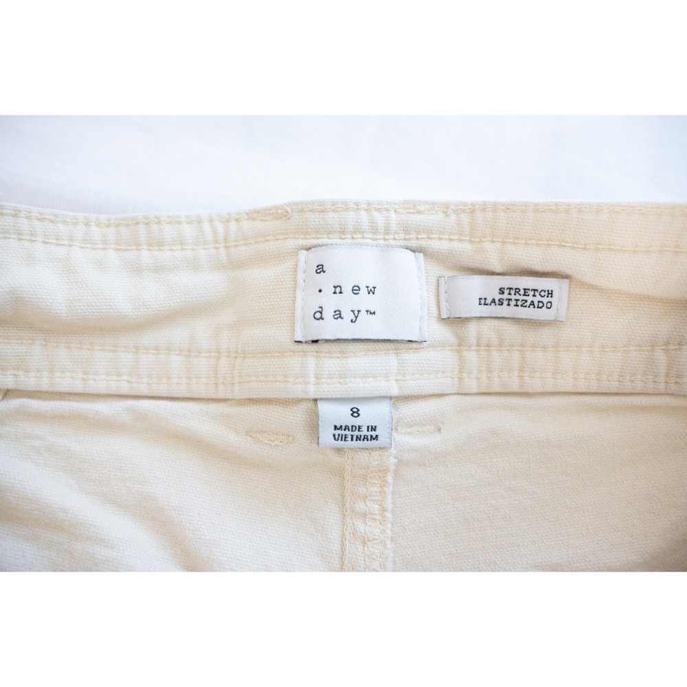 A New Day Shorts Women 8 Cream Excellent High Rise Stretch Utility Pockets - Picture 3 of 4
